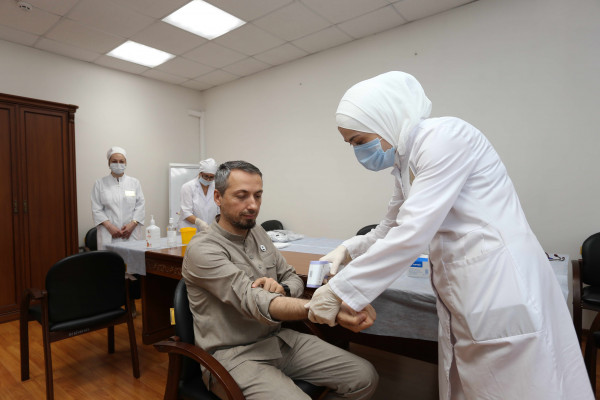 Министр здравоохранения Чеченской Республики дал старт вакцинация против гриппа